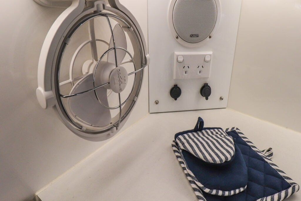 Rhinomax Renegade 12 fan and power outlets